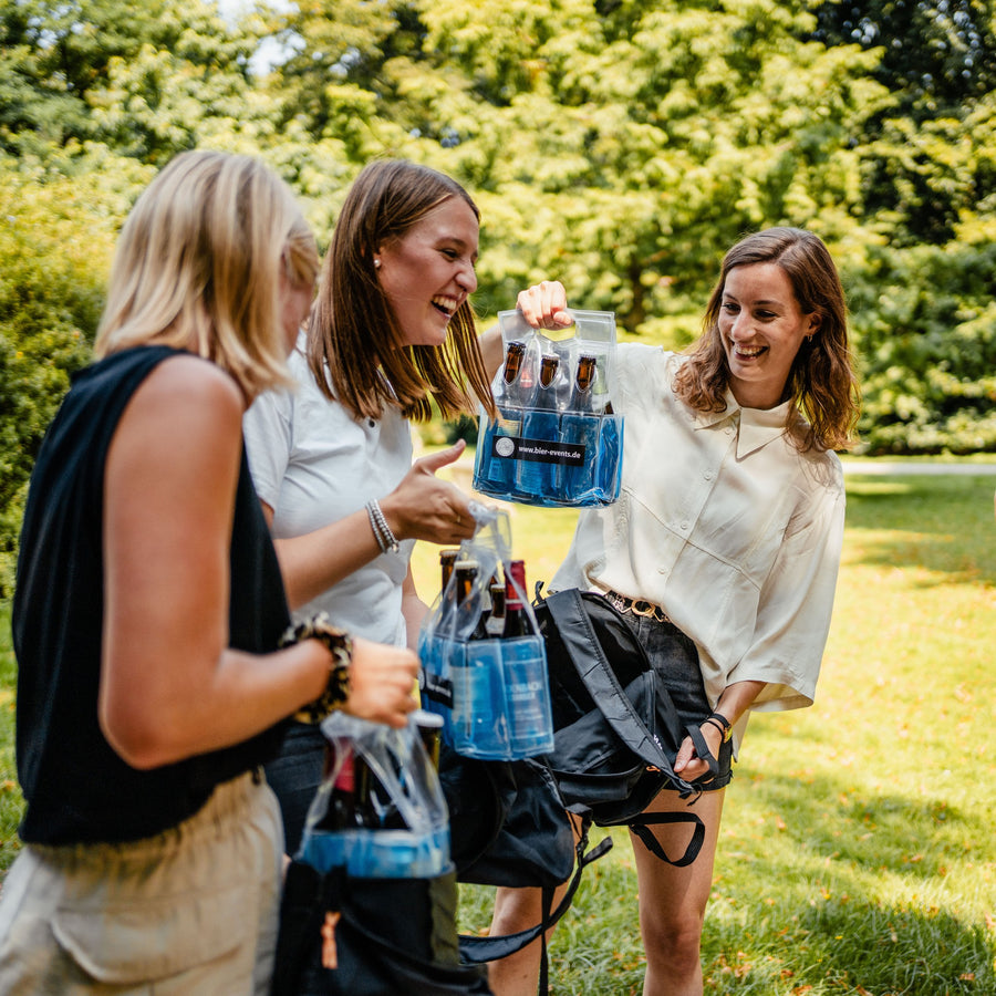 BierTour Team 3 en Luxemburg : amis avec bière dans un parc pour une BeerTour.